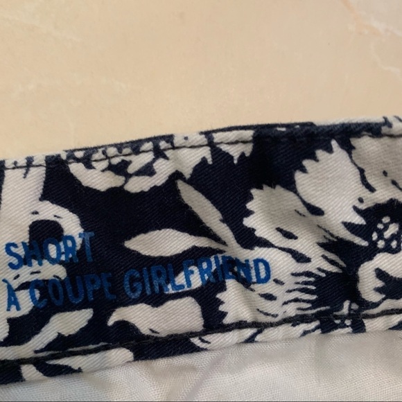 GAP KHAKIS Navy/White Floral Paisley Girlfriend Chinos Shorts Sz 4 - Picture 6 of 7
